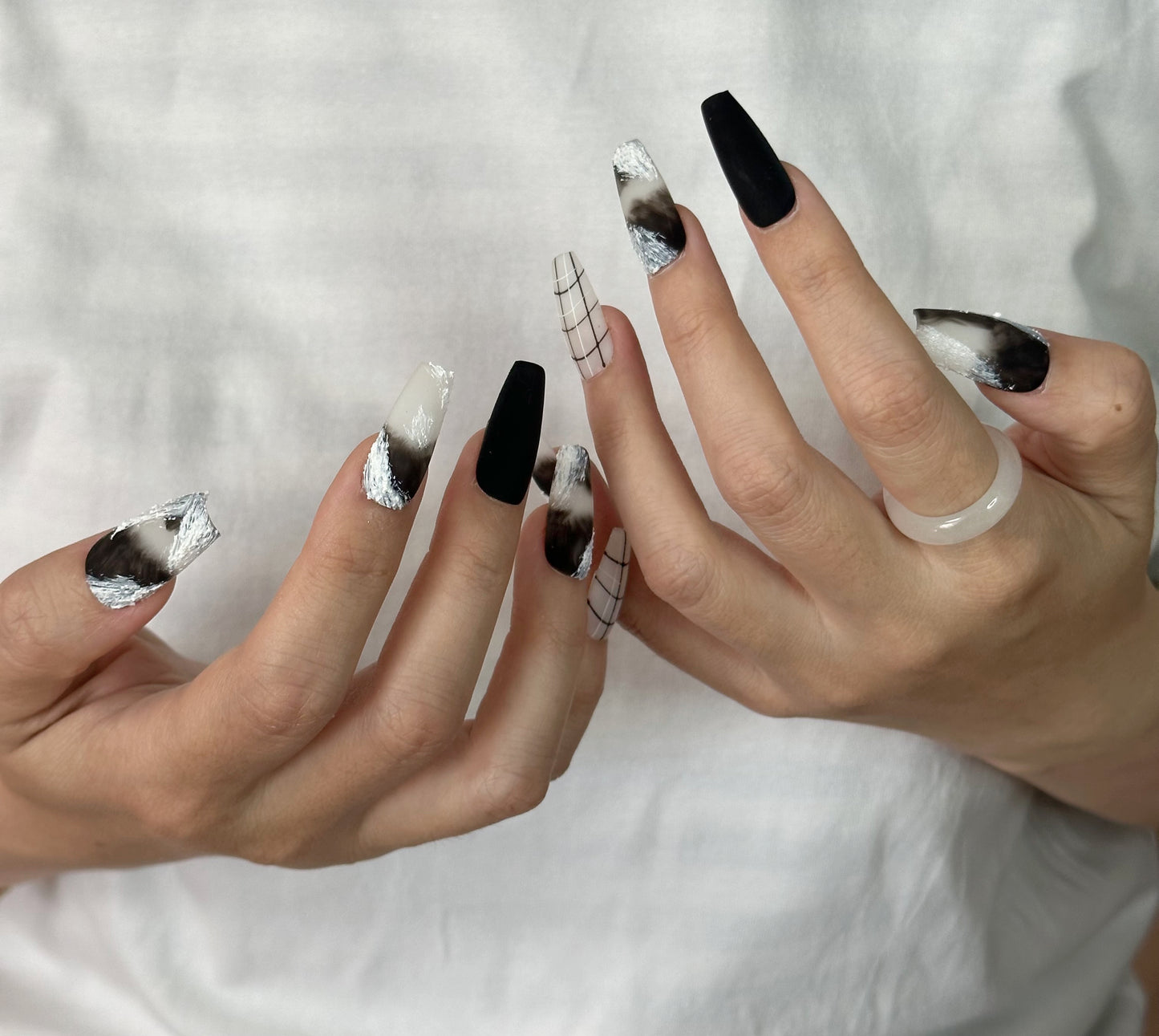 Uñas postizas trapezoidales hechas a mano con yeso de obsidiana | Elegancia sutil en negro mate y plata | Perfectas para otoño e invierno