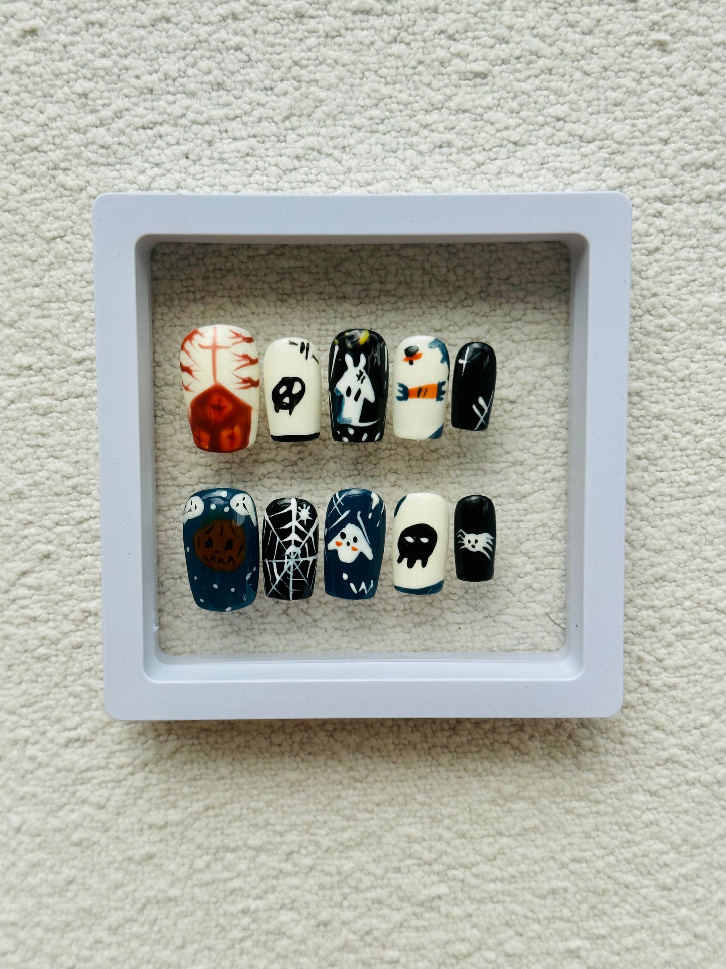 Uñas postizas con diseño fantasmal de Halloween: fantasmas caprichosos