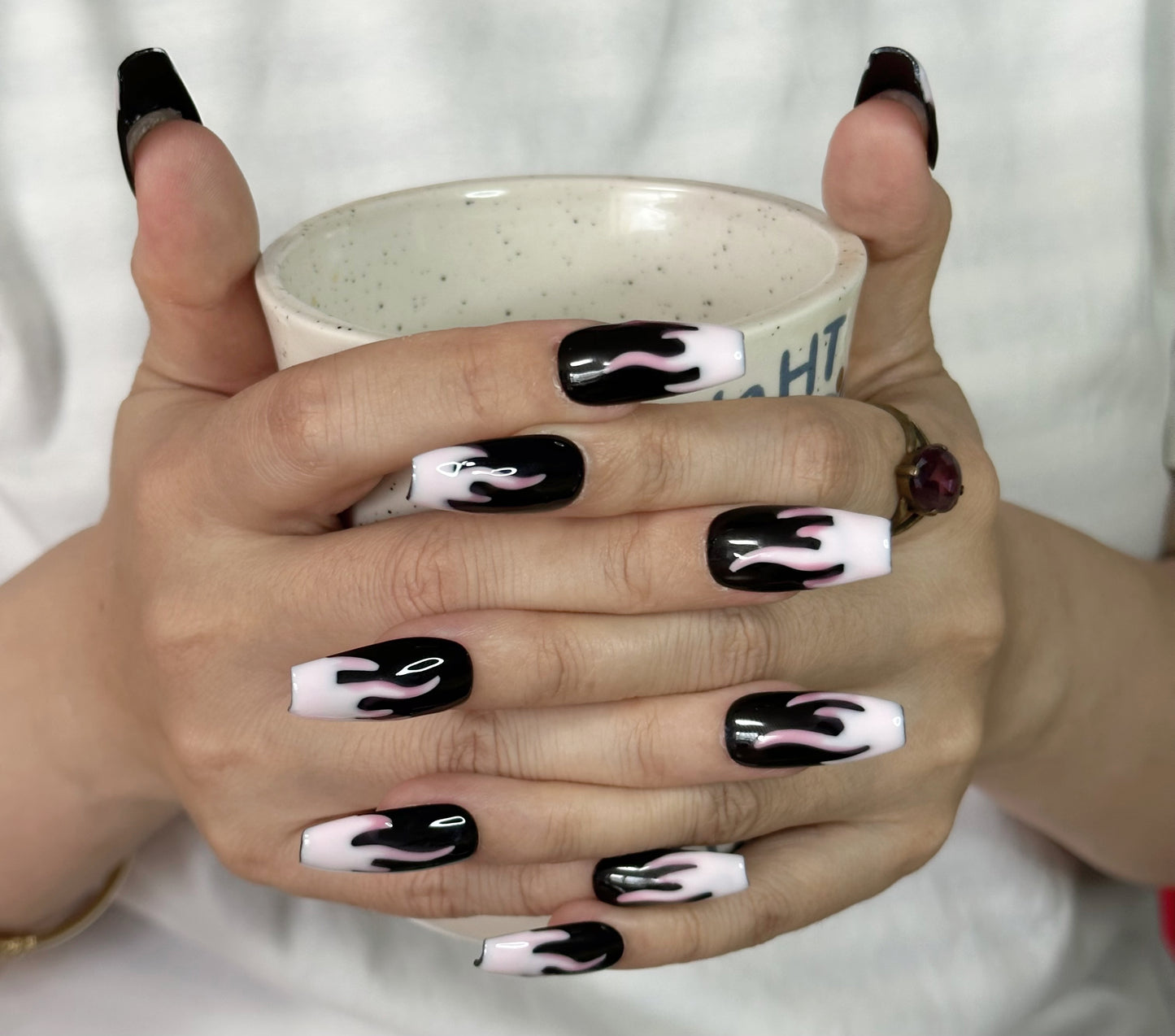 Uñas postizas trapezoidales de llamas negras | Edgy Pink Flames