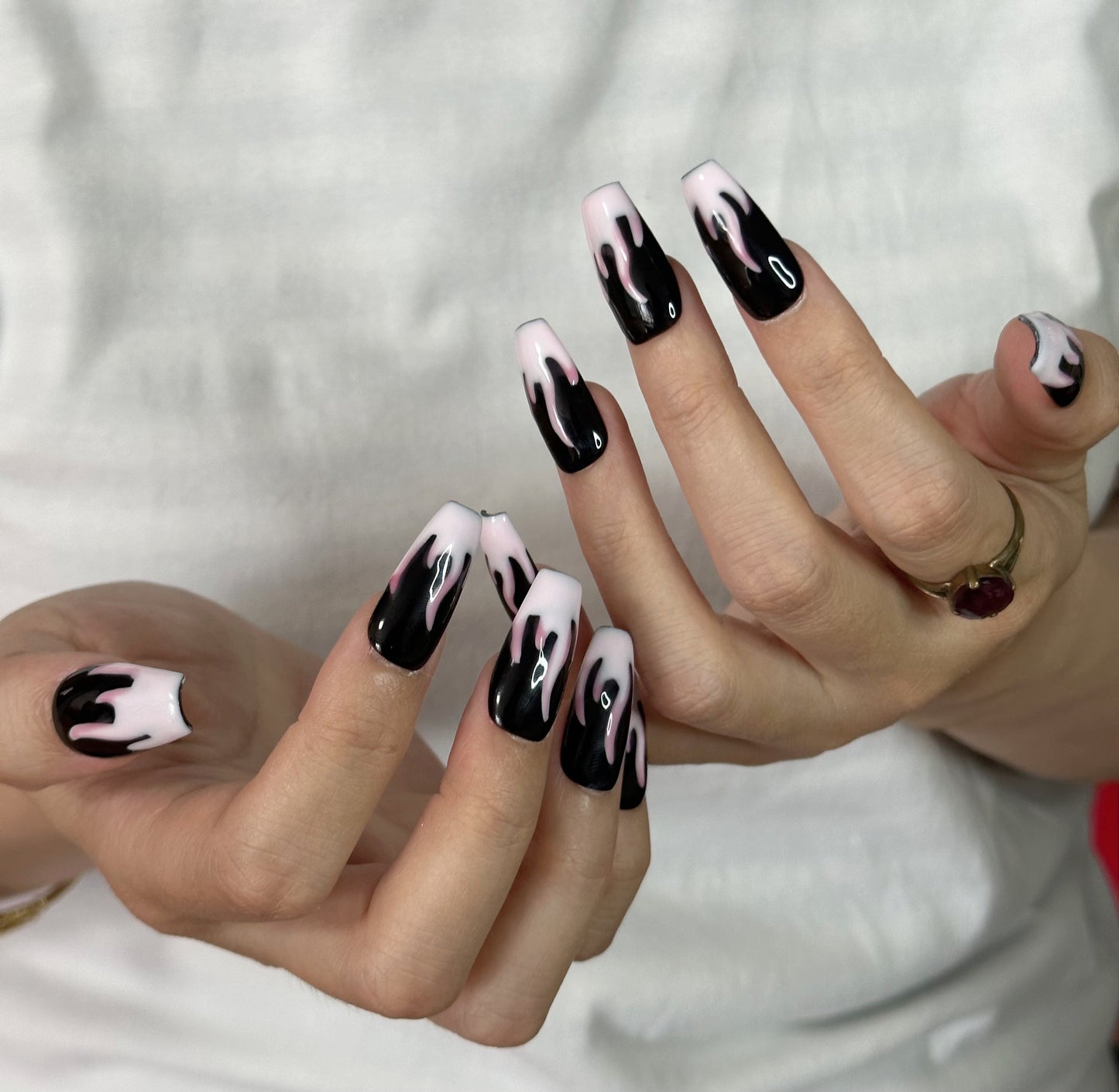 Uñas postizas trapezoidales de llamas negras | Edgy Pink Flames