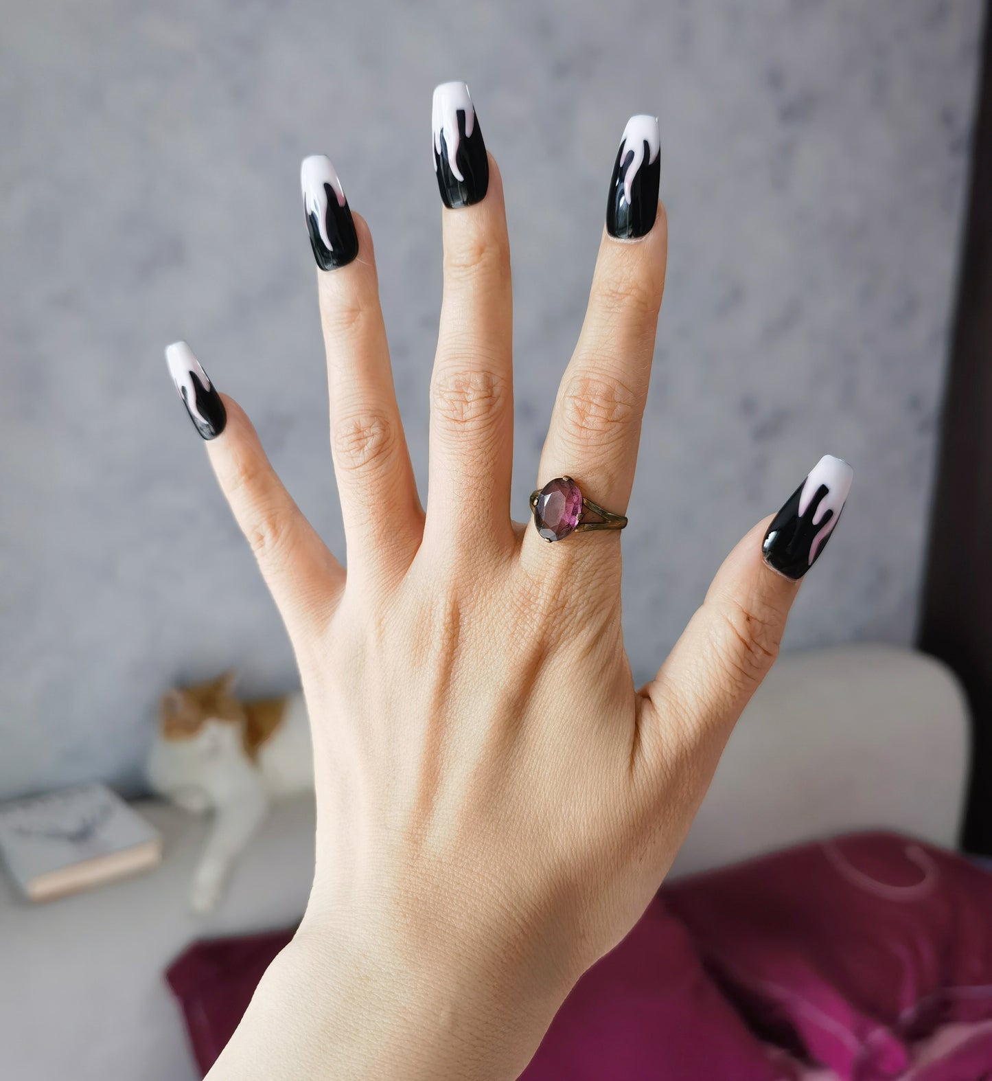 Uñas postizas trapezoidales de llamas negras | Edgy Pink Flames