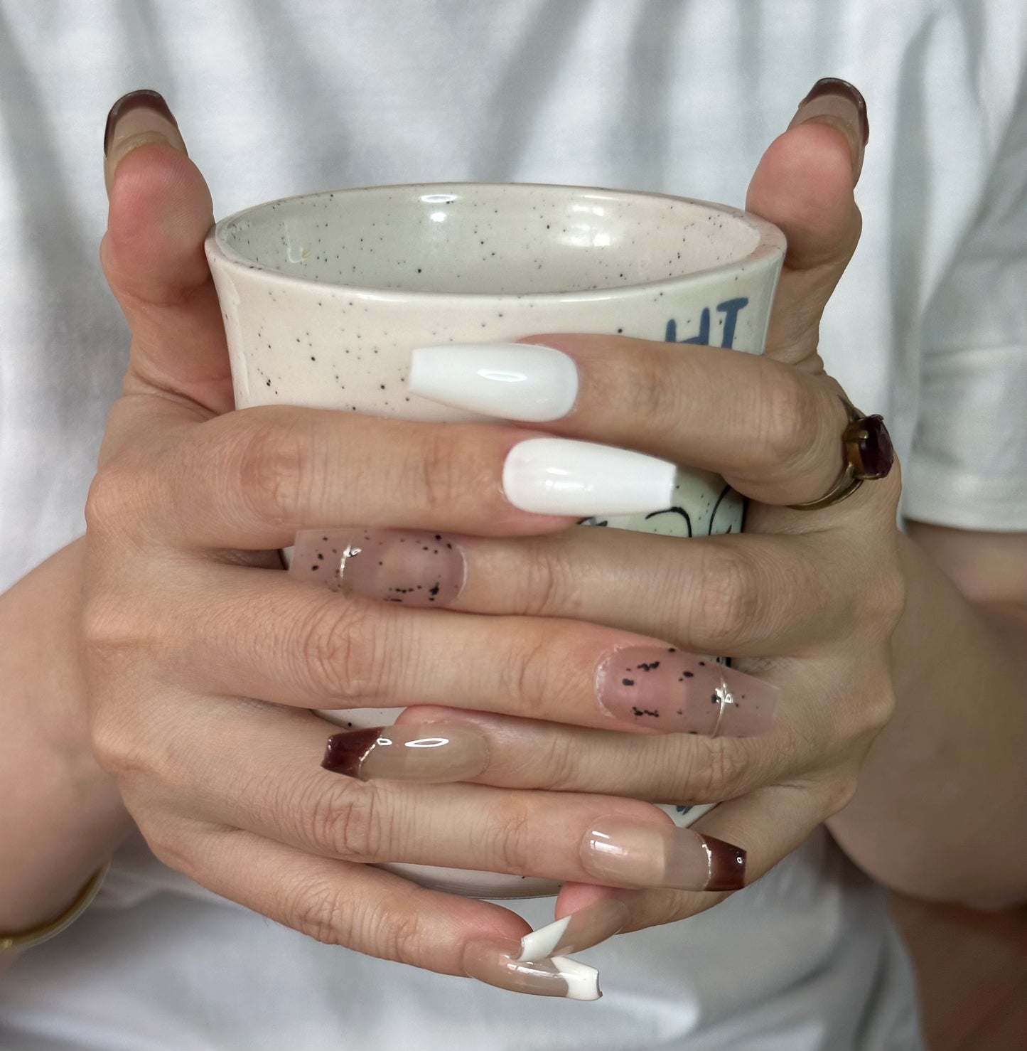 Uñas francesas clásicas hechas a mano | Tonos elegantes de leche y café