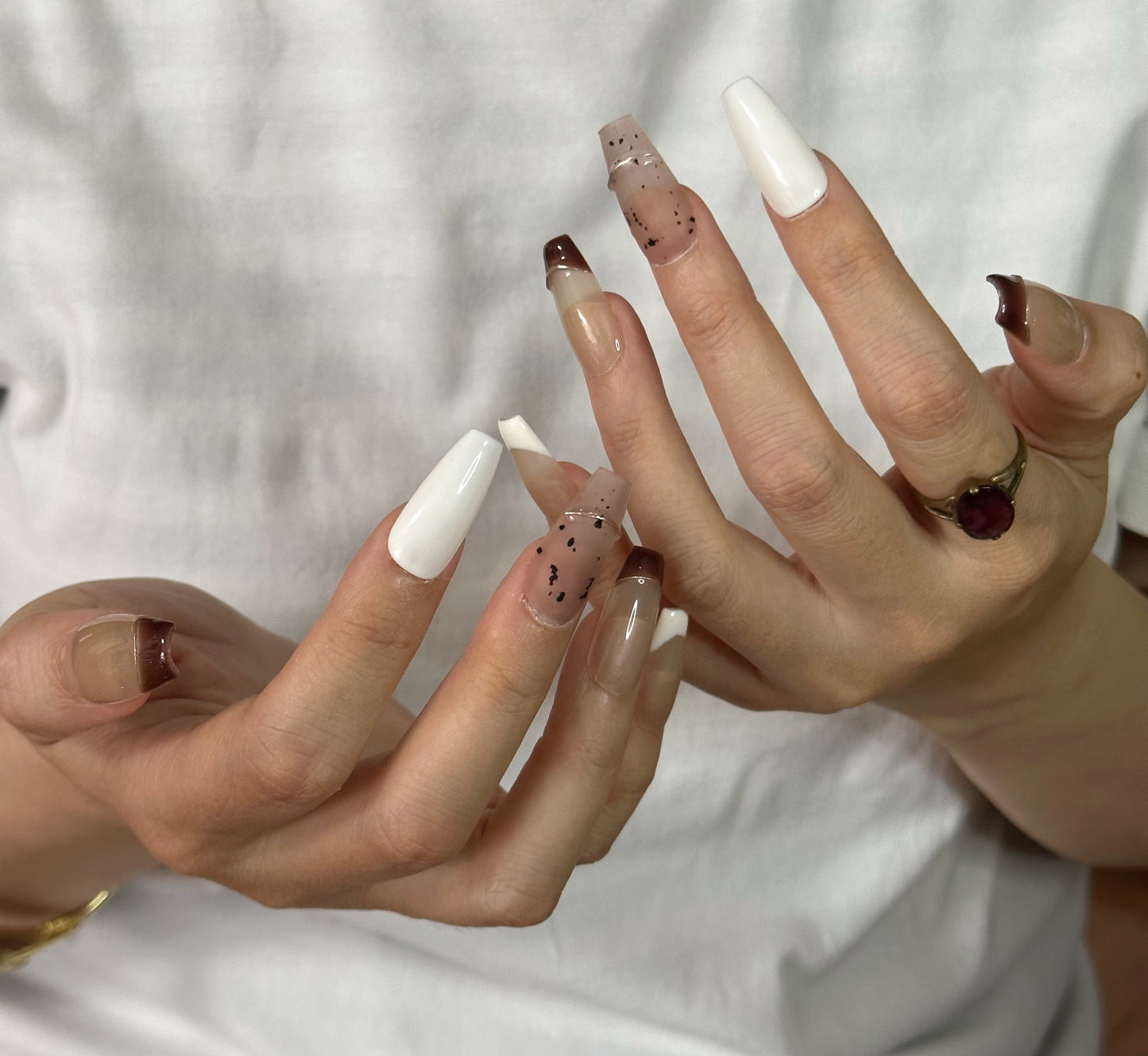 Uñas francesas clásicas hechas a mano | Tonos elegantes de leche y café