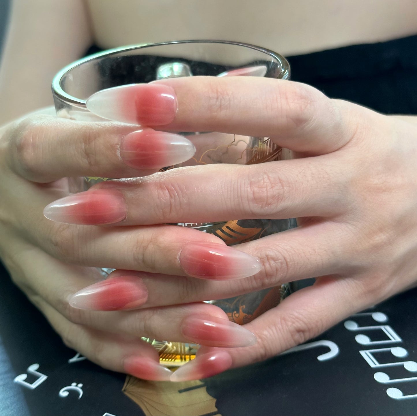 Uñas con forma de almendra y rubor en tono almendrado | Diseño degradado rosa hecho a mano