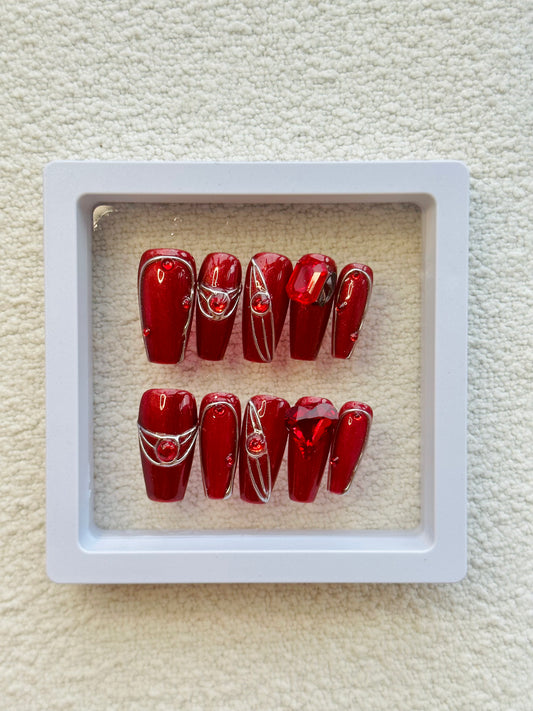 Uñas postizas trapezoidales hechas a mano con corazones de amor llameantes | Rojo apasionado con diamantes en forma de corazón y detalles plateados