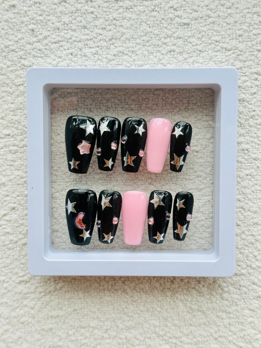 Sensuales uñas de aguja de longitud media con efecto Starlight | Diseño negro y rosa hecho a mano