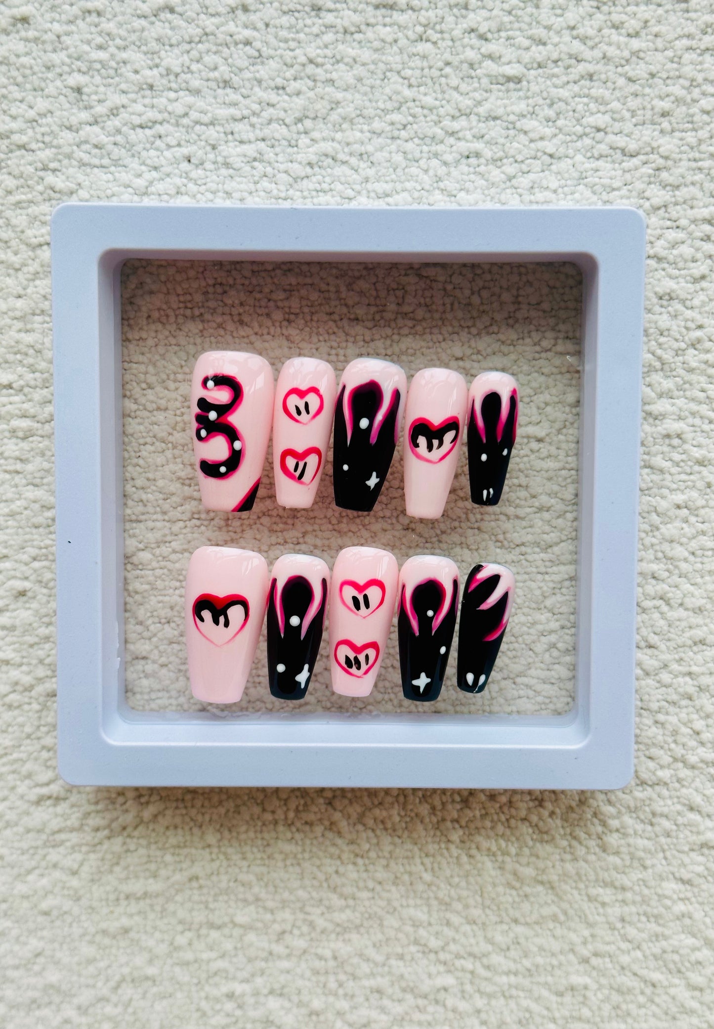 Uñas postizas trapezoidales hechas a mano Love Flame | Diseño dulce y vanguardista en rosa, negro y rojo