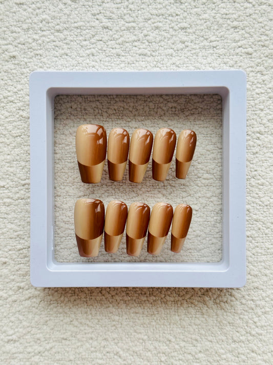 Uñas francesas elegantes de color caqui hechas a mano | Gel para uñas de alta calidad