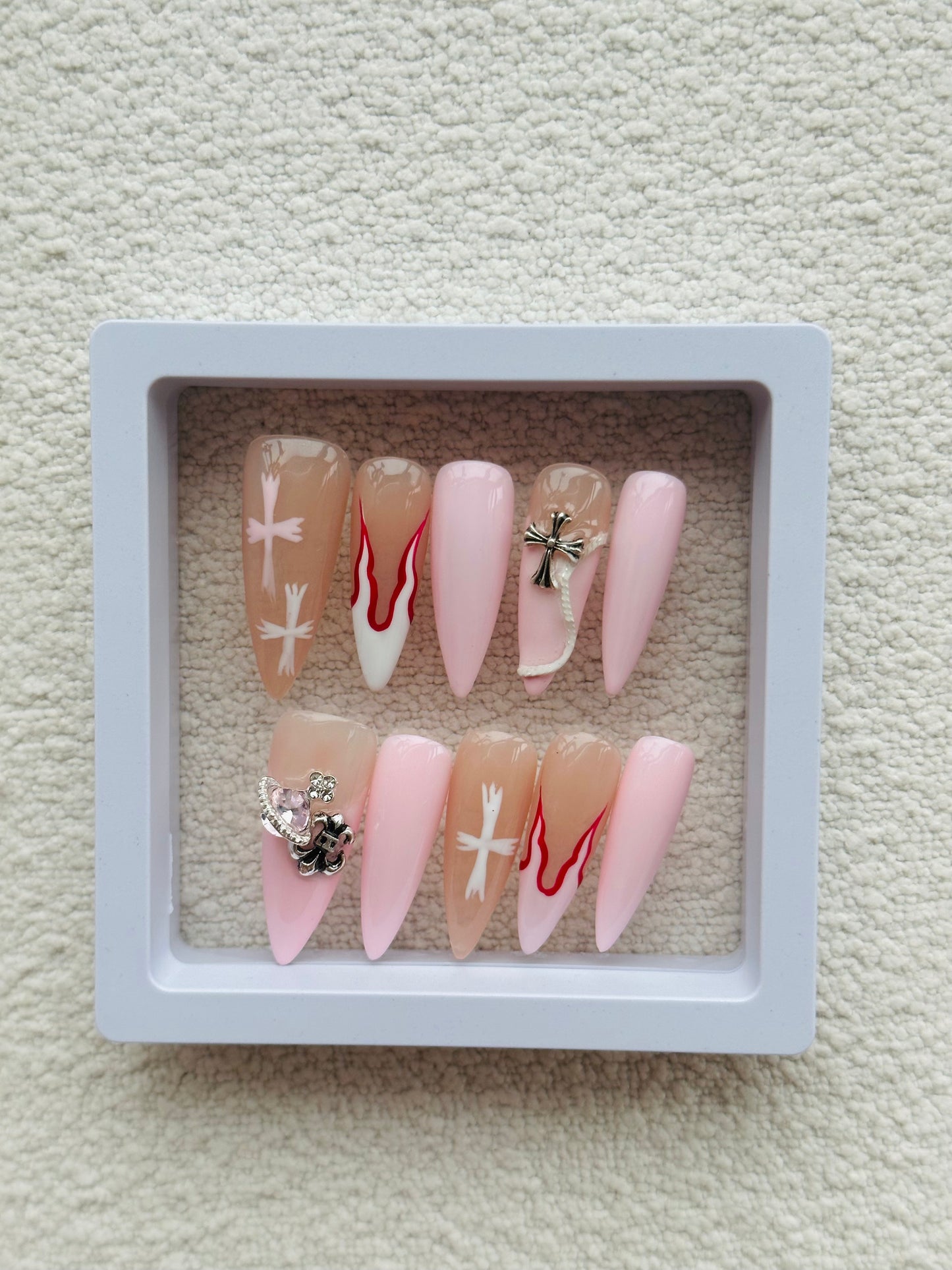 Juego de uñas postizas hechas a mano en punta rosa | Diseño rosa y blanco inspirado en el Y2K con accesorios en forma de cruz