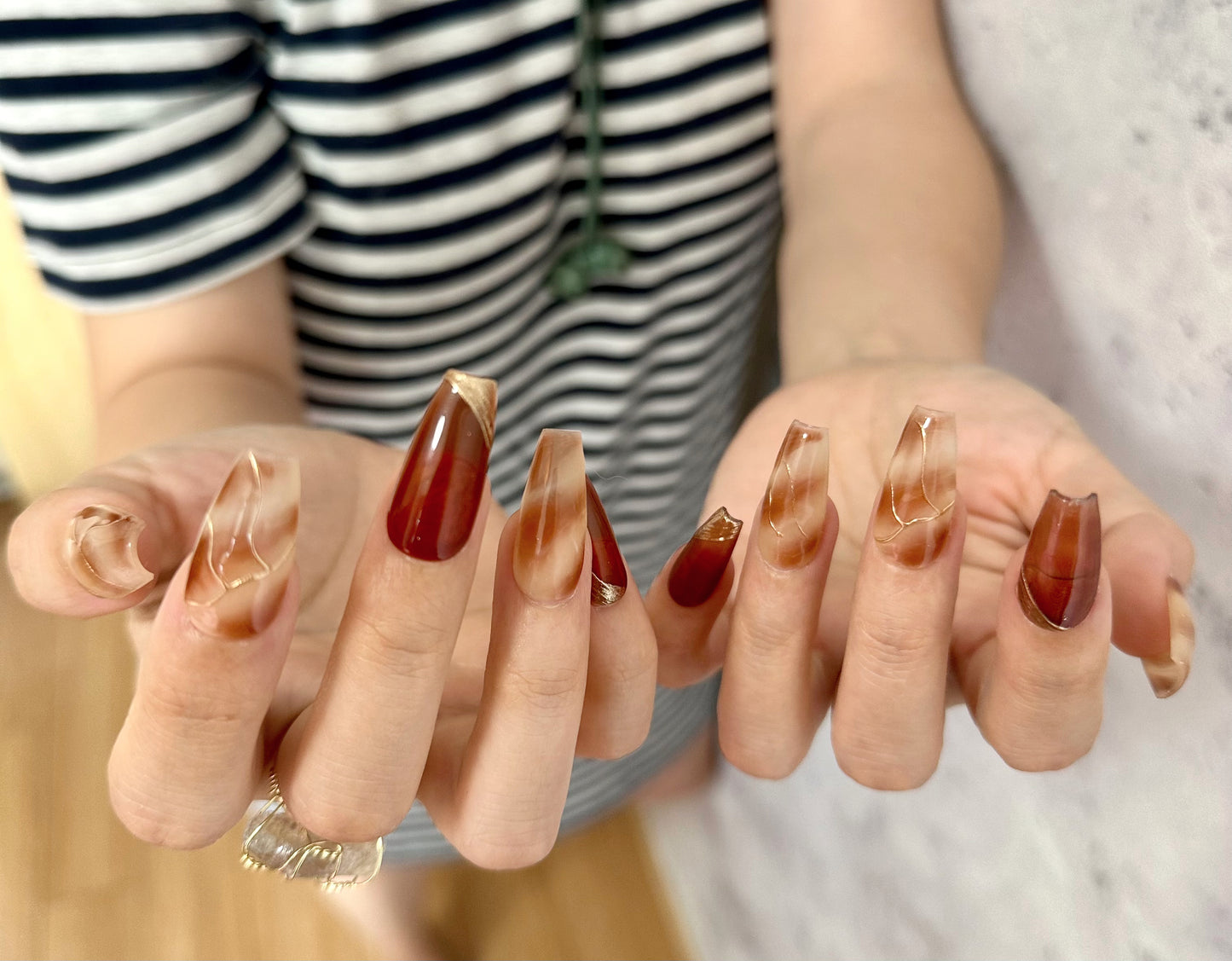 Uñas postizas trapezoidales medias hechas a mano con efecto ombré otoñal | Caramelo cálido y marrón claro con un toque dorado