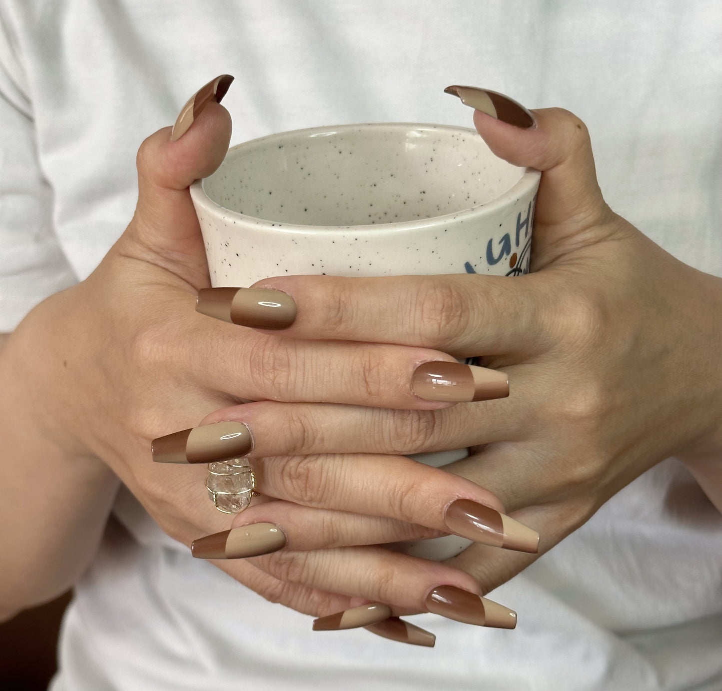 Uñas francesas elegantes de color caqui hechas a mano | Gel para uñas de alta calidad