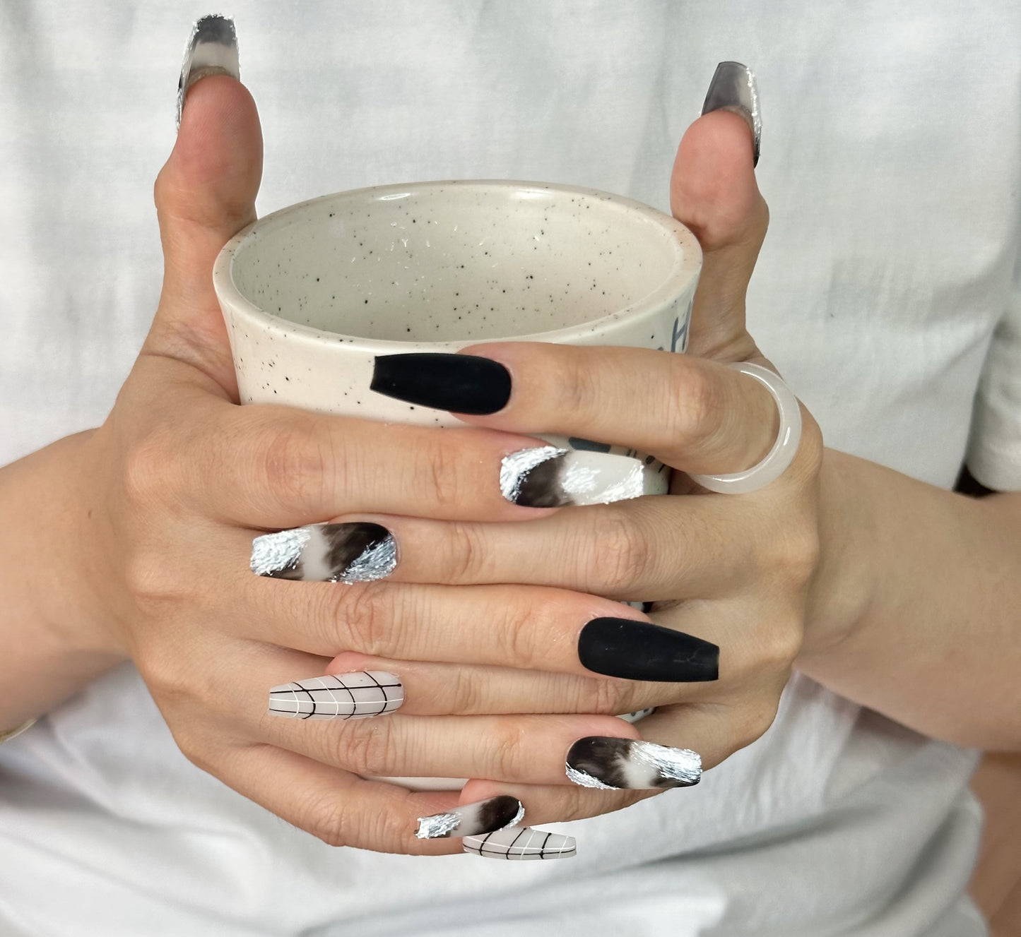 Uñas postizas trapezoidales hechas a mano con yeso de obsidiana | Elegancia sutil en negro mate y plata | Perfectas para otoño e invierno