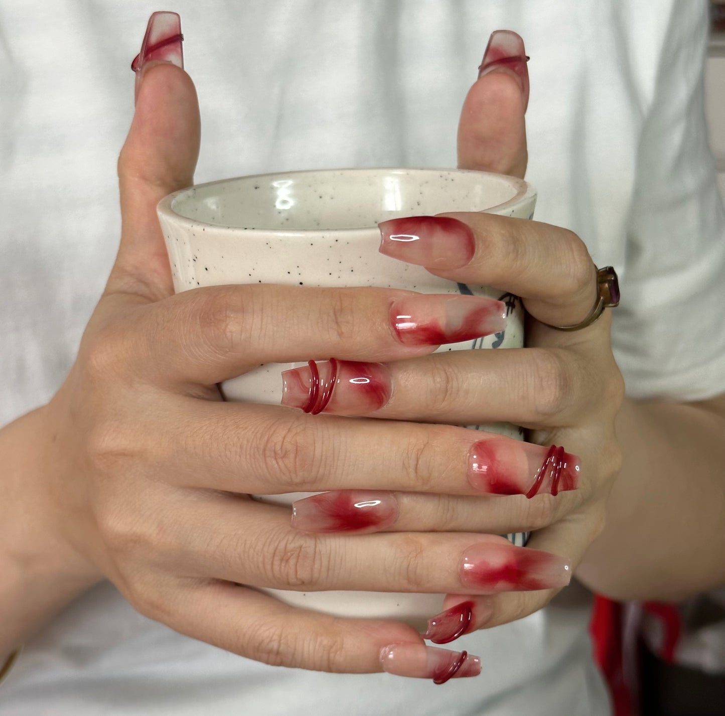 Uñas postizas de trapezoide medio hechas a mano Crimson Embrace | Diseño femenino delicado con base nude y detalles en rojo