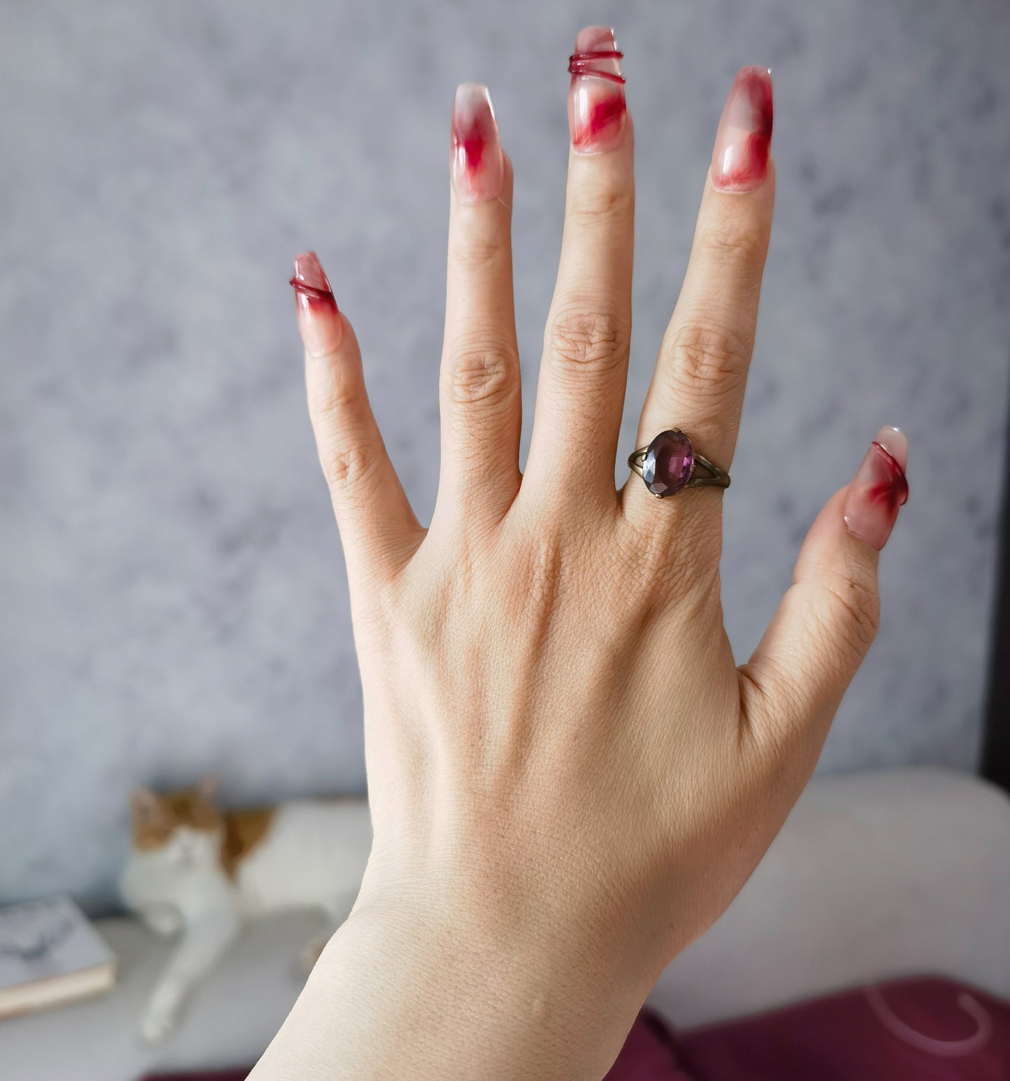 Uñas postizas de trapezoide medio hechas a mano Crimson Embrace | Diseño femenino delicado con base nude y detalles en rojo