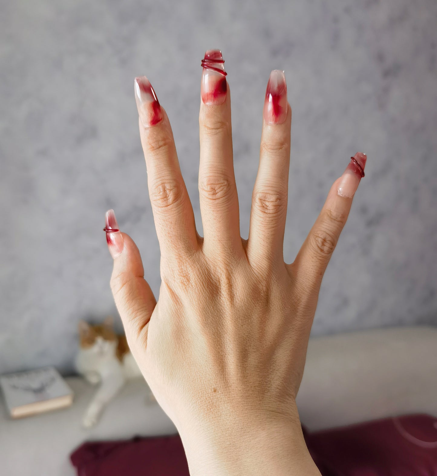 Uñas postizas de trapezoide medio hechas a mano Crimson Embrace | Diseño femenino delicado con base nude y detalles en rojo