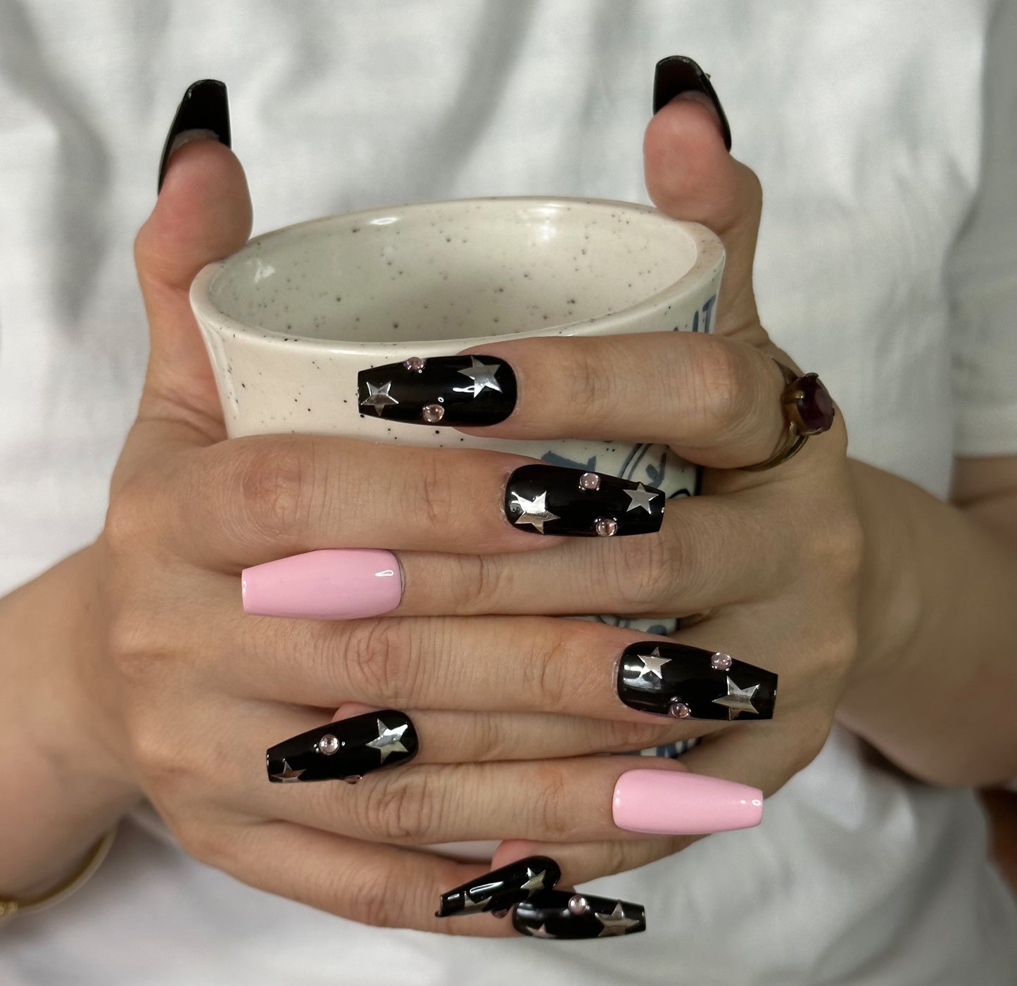 Sensuales uñas de aguja de longitud media con efecto Starlight | Diseño negro y rosa hecho a mano