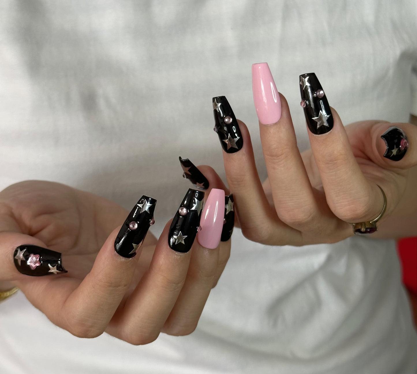 Sensuales uñas de aguja de longitud media con efecto Starlight | Diseño negro y rosa hecho a mano