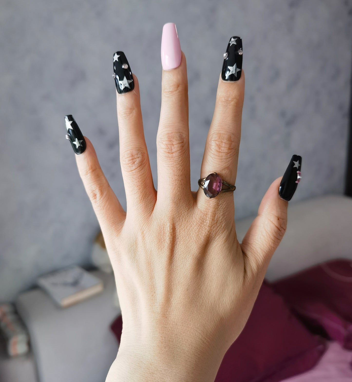 Sensuales uñas de aguja de longitud media con efecto Starlight | Diseño negro y rosa hecho a mano