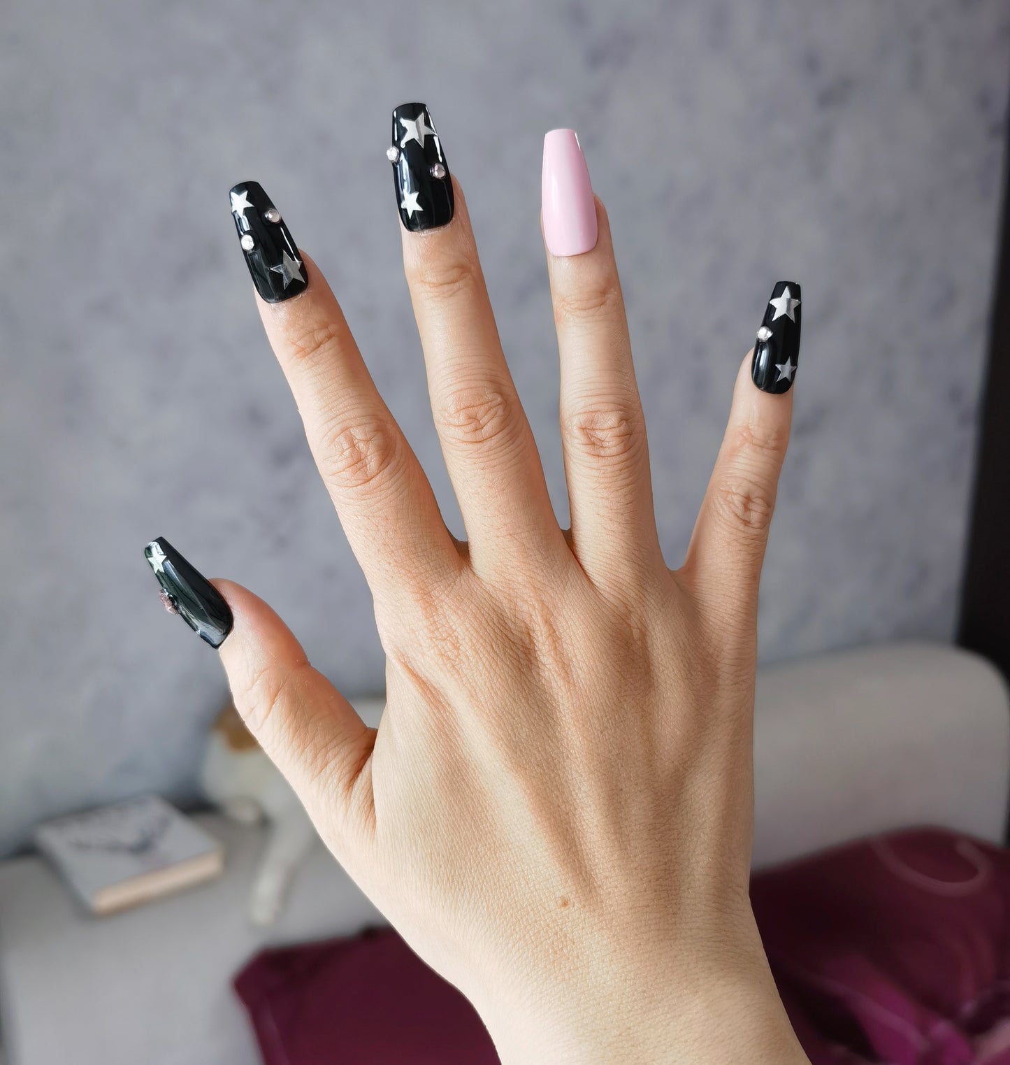 Sensuales uñas de aguja de longitud media con efecto Starlight | Diseño negro y rosa hecho a mano